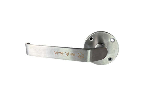How does the wall thickness uniformity of 304 stainless steel castings affect the overall structural strength in the design of industrial locks?
